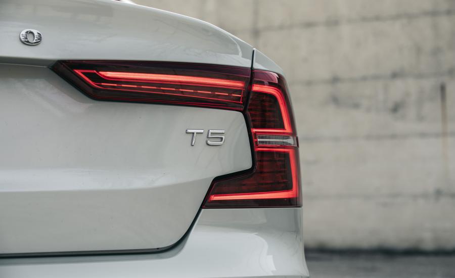 Детали экстерьера Volvo S60 T5 Momentum 2018 года  (NA) (фото 21 из 41)